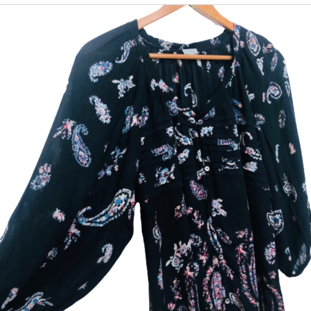 Ecote Urban Outfitters top with 3/4” inch sleeve.